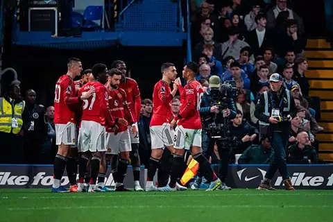 القمة حمراء.. يونايتد يكسر عقدة ستامفورد بريدج ويعمق جراح تشيلسي في بريميرليج